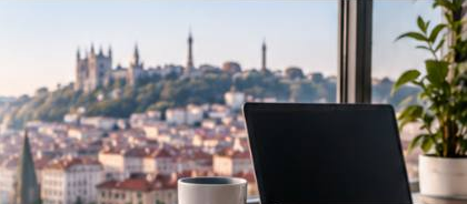 Ordinateur et tasse dans un espace de travail avec vue sur Lyon