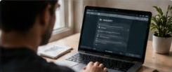 Personne utilisant un ordinateur portable dans un espace de travail