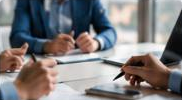 Échange professionnel autour de documents
