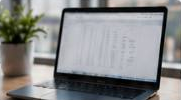 Ordinateur portable affichant un document de travail