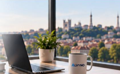 Ordinateur portable, plante et tasse dans un espace de travail avec vue sur Lyon